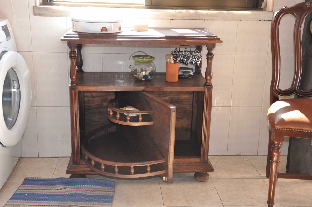 Móvel antigo com bar rotativo