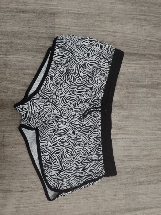 Sprzedam damskie krótkie spodenki rozmiar L.