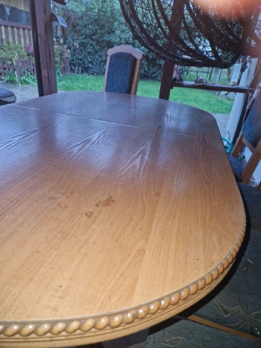 Solidny, masywny zestaw: stół rozkładany + 6 krzeseł.