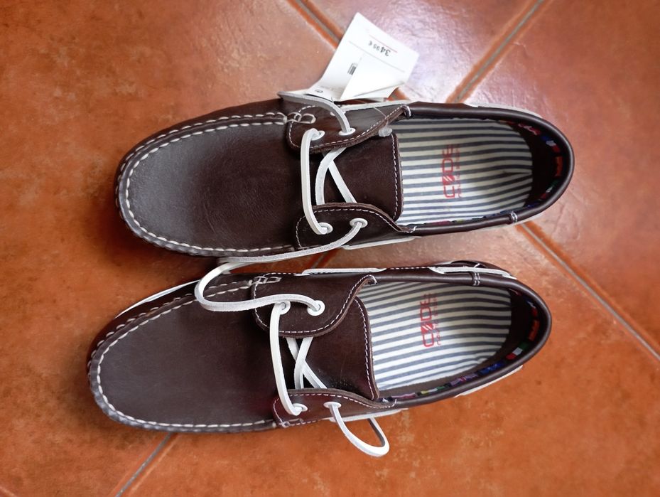 Sapatos novos castanhos