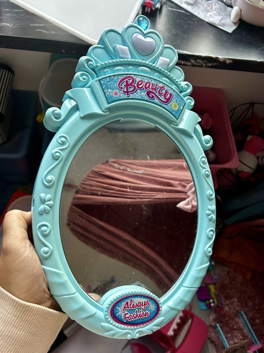 Piekna toalerka dla dziewczynki