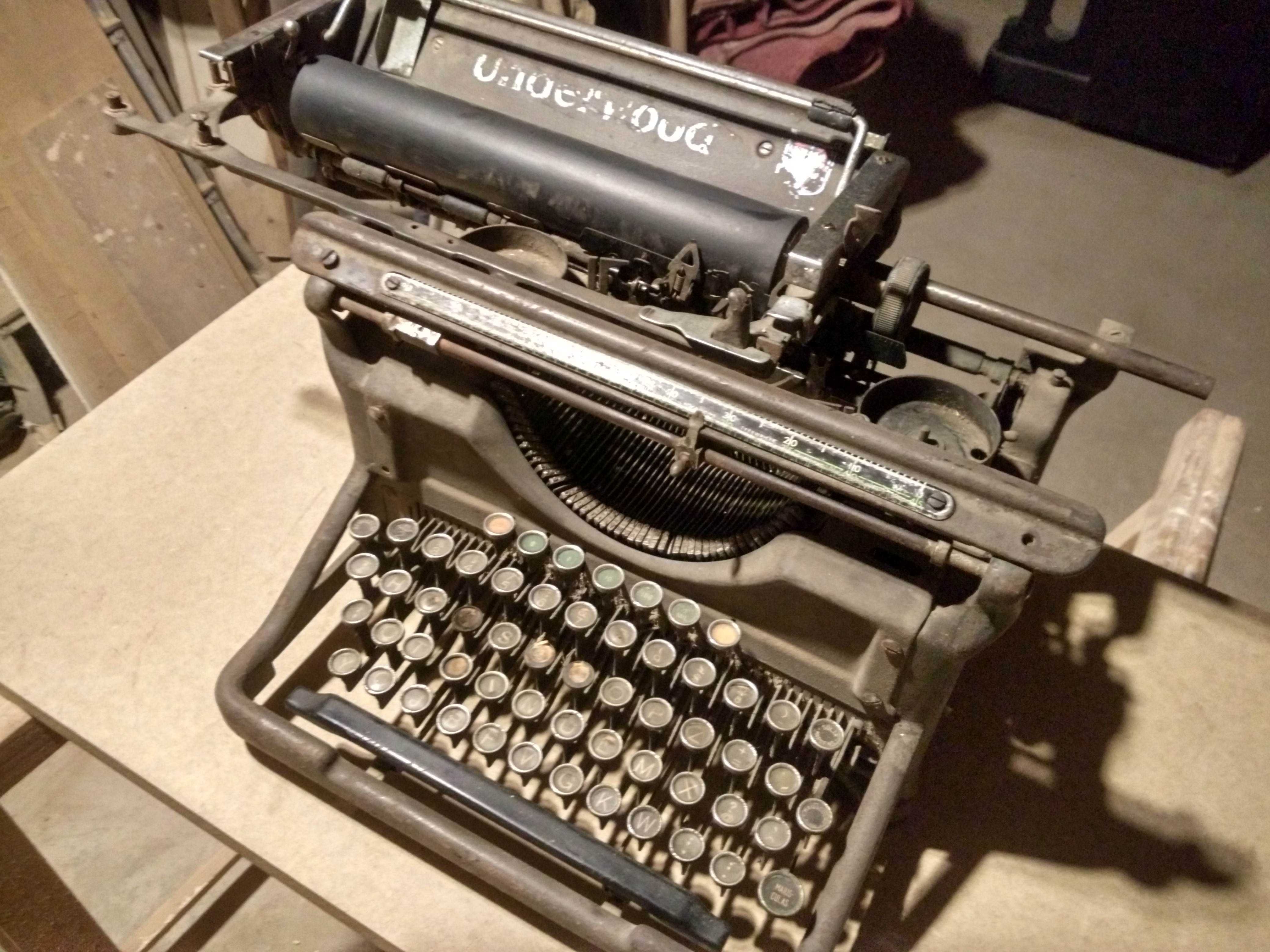 Underwood n.º 6 - máquina de escrever com cerca de 100 anos