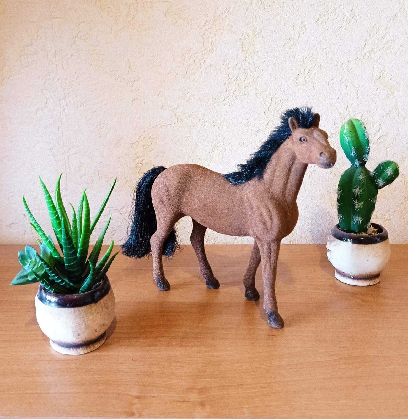 Флокированная игрушка лошадь рыжей масти.