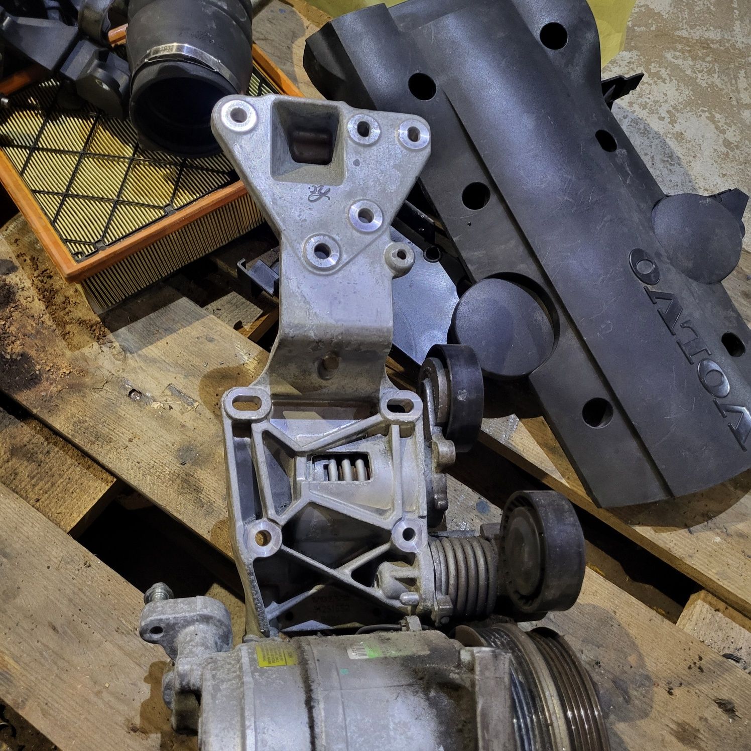 Mocowanie wspornik alternatora i kompresora Volvo S60 2,5 turbo