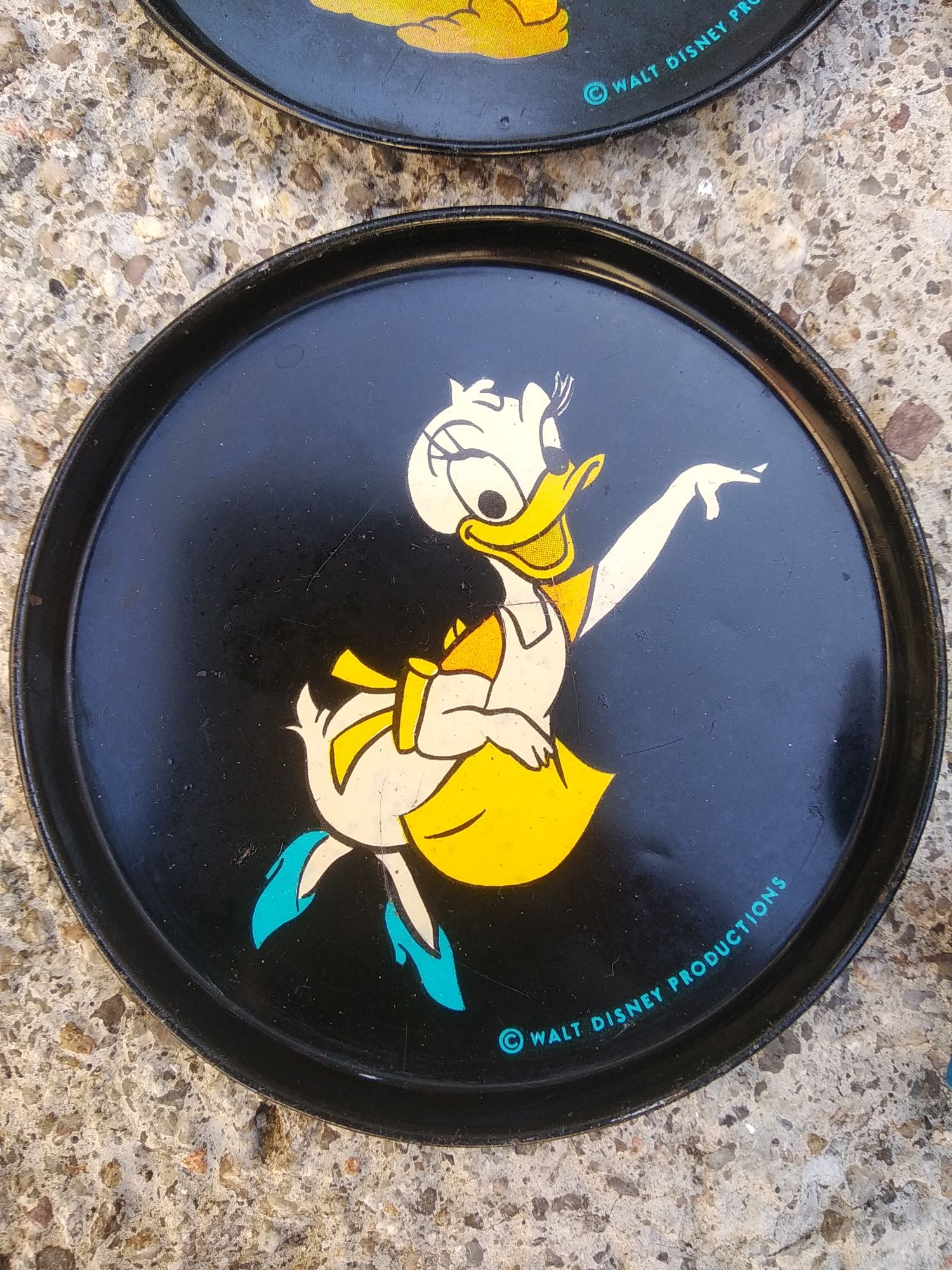 Pratinhos em metal e bonecos antigos da Disney