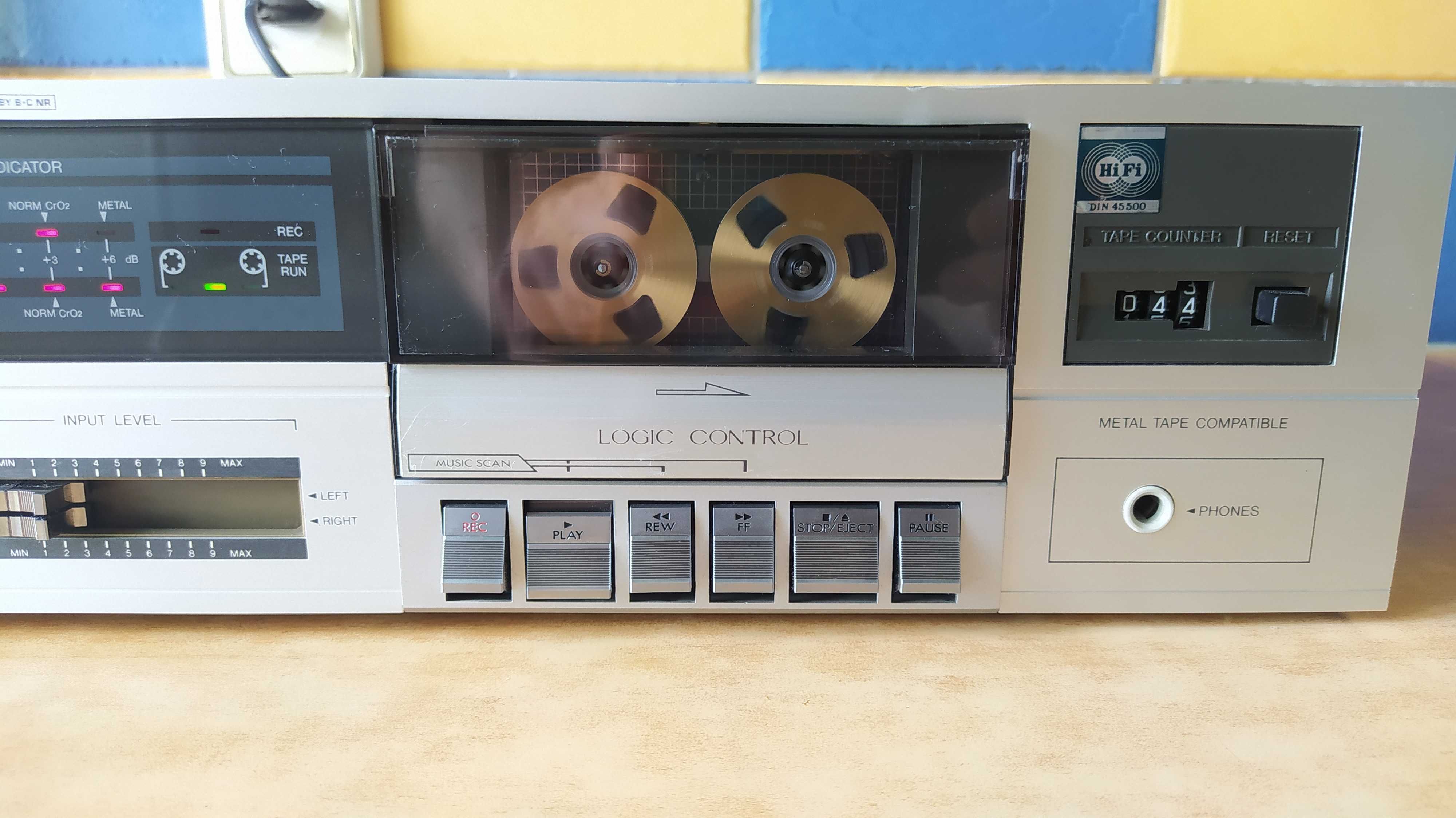 Кассетная дека JVC KD-V200
Stereo Cassette Deck (1983-84)