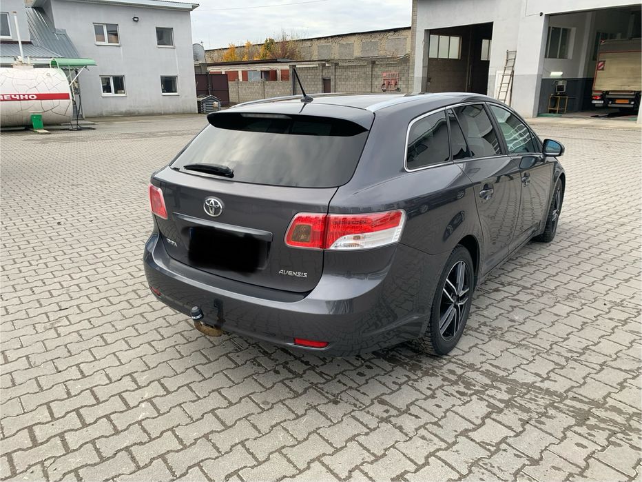 Toyota Avensis 2011 рік