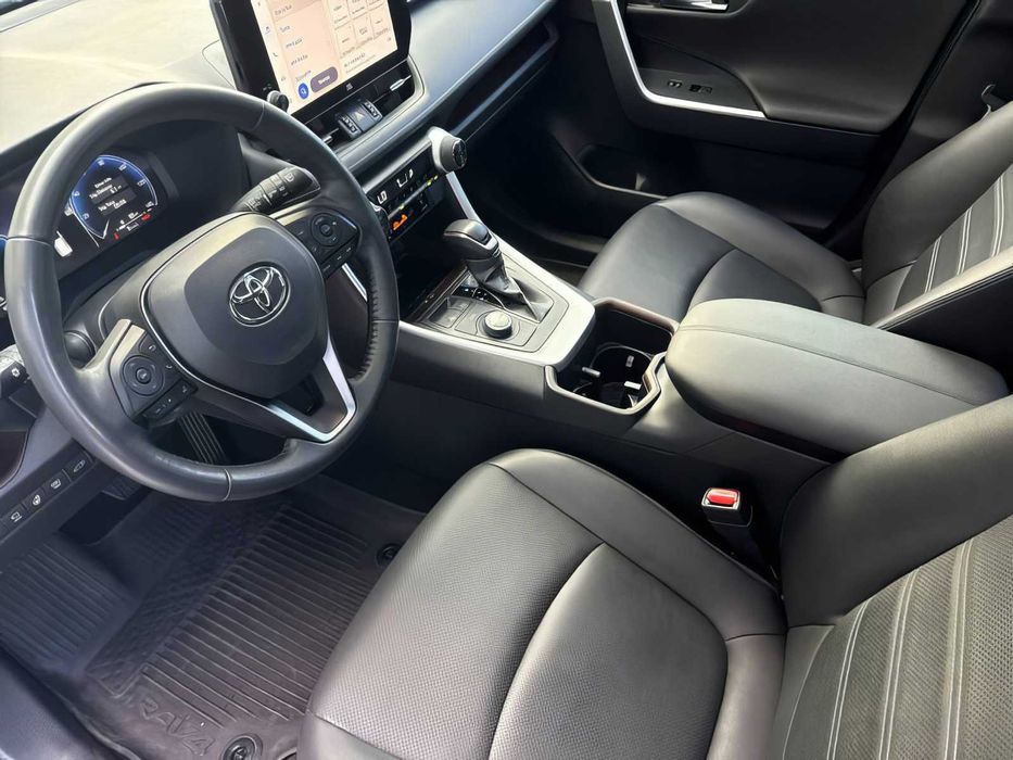 Toyota RAV4      2023