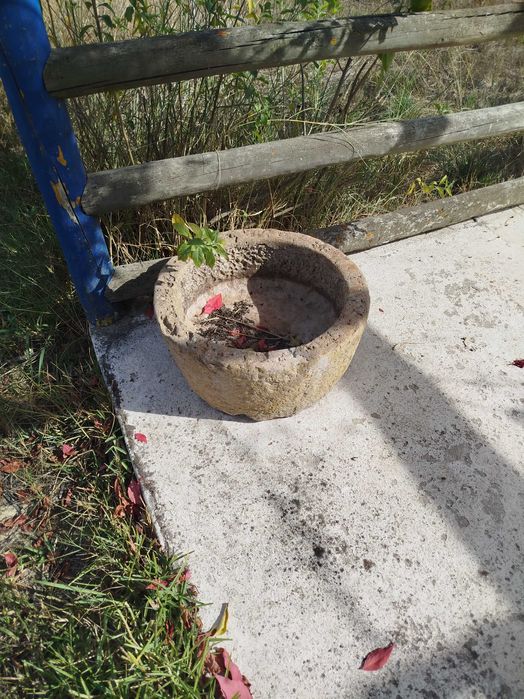 Pia redonda de pedra antiga