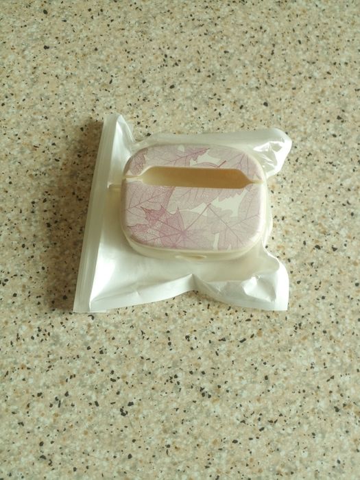 Чехол на airpods.пластик
