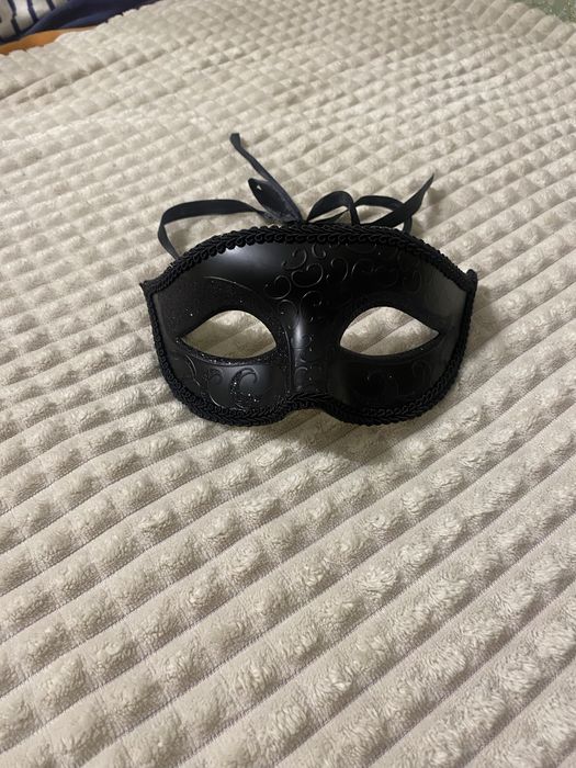 Гарна маска карнавальна венеціанська