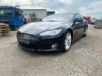 Tesla Model S Samochód pali jeździ.