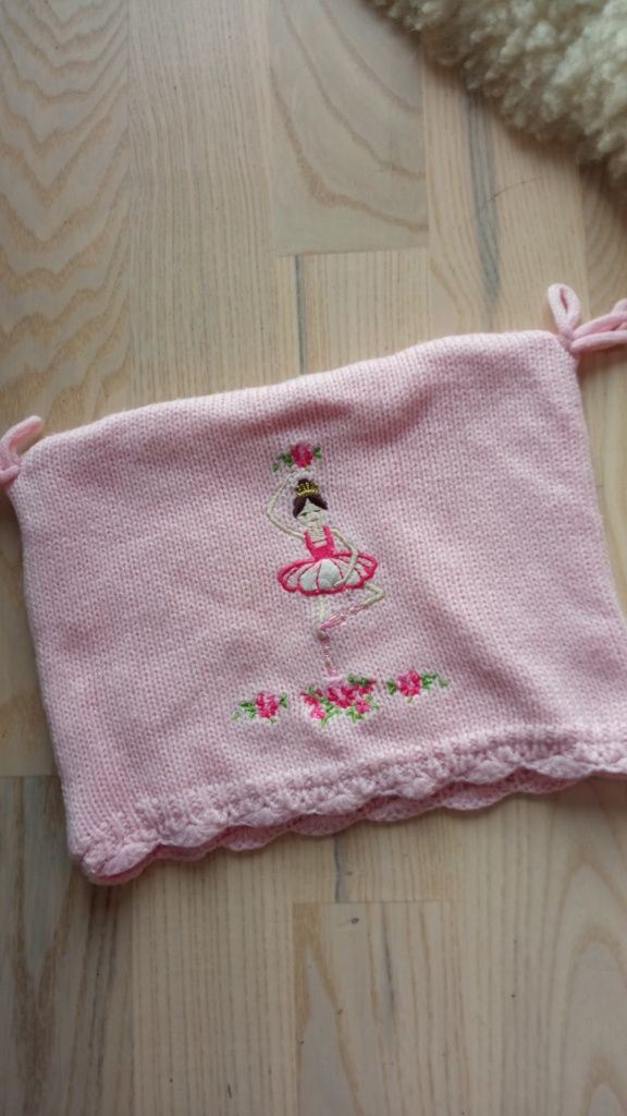 Ciepła czapka retro folk folkowa baletnica falbanki akrylowa z polarki
