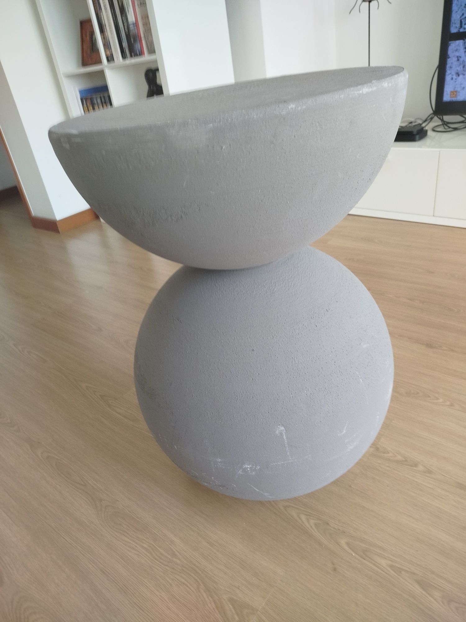 Mesa de centro em tom cinza
