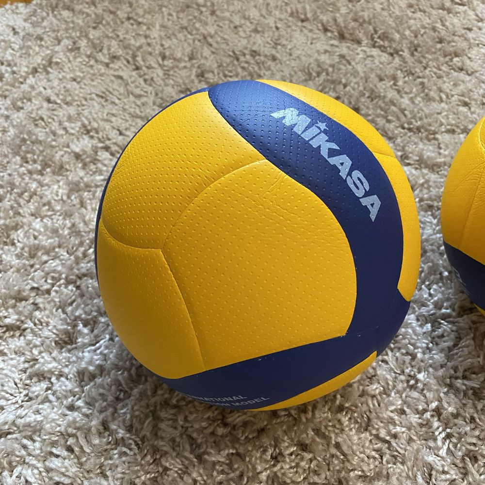 Волейбольний мяч Molten 5000 made in thailand mikasa