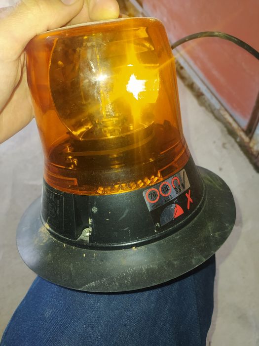 Tenho dois Pirilampos rotativo com ligação ao isqueiro