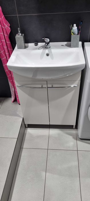 Szafka łazienkowa z umywalką i baterią - Cersanit