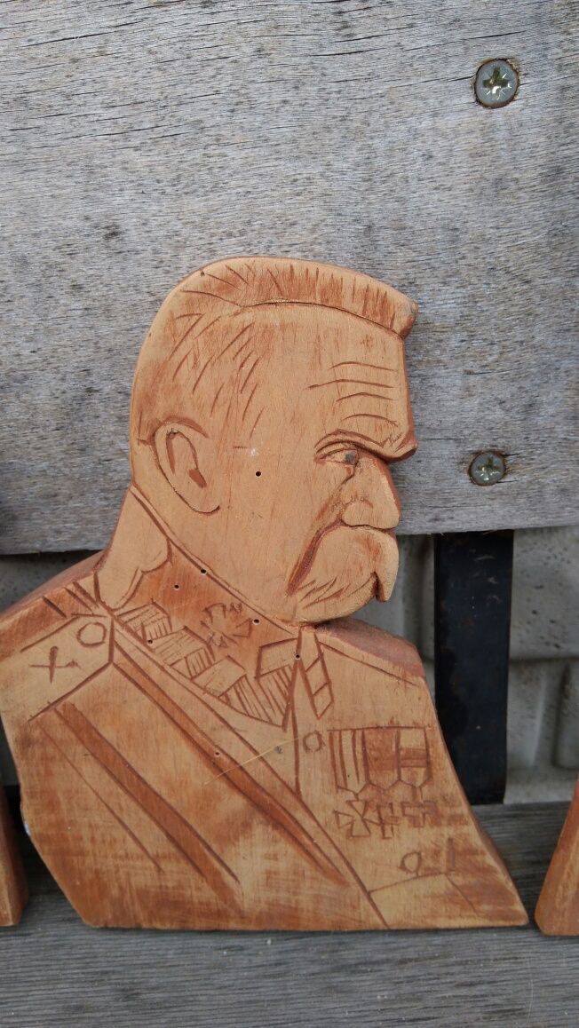 Piłsudski rzeźba drewno płaskorzeźba