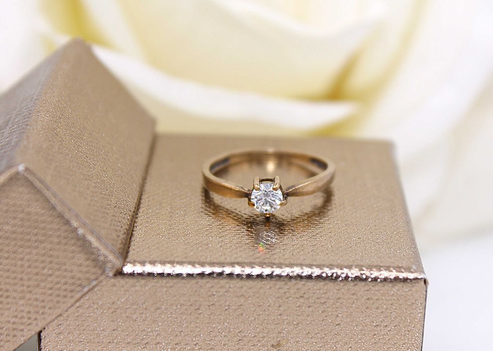 Złoty pierścionek p.333/0,91g z cyrkonią