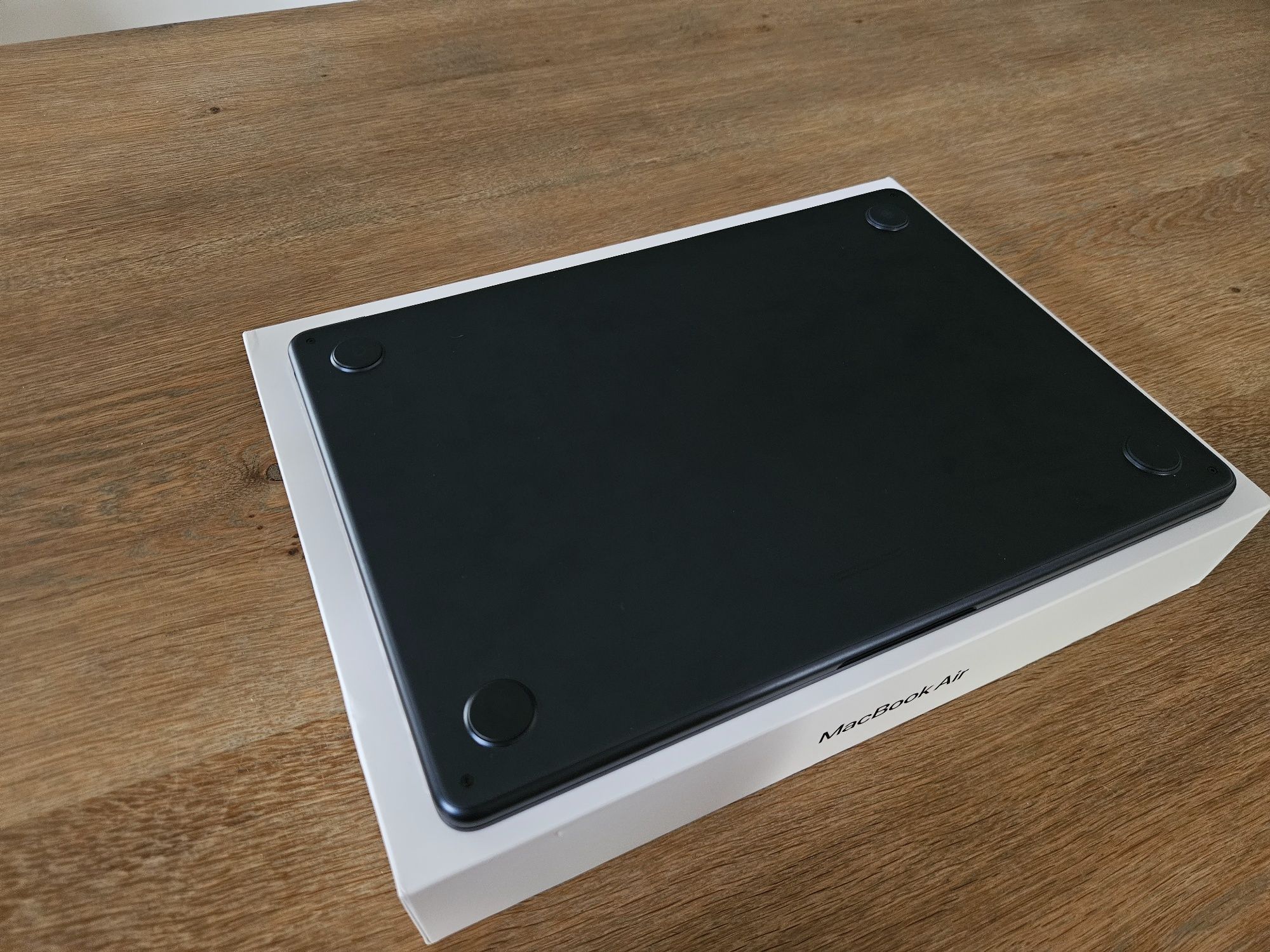 Apple MacBook Air M2 13.6 - stan idealny, plus dodatki