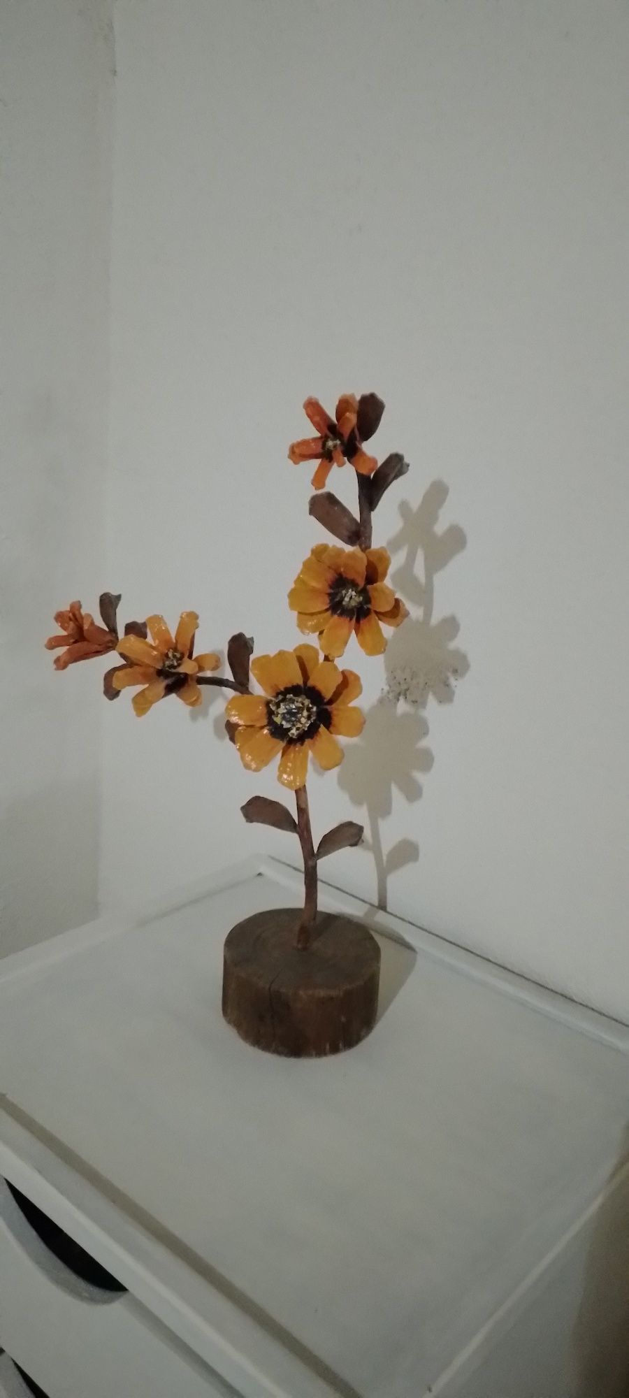 Decoração com galhos e pinha