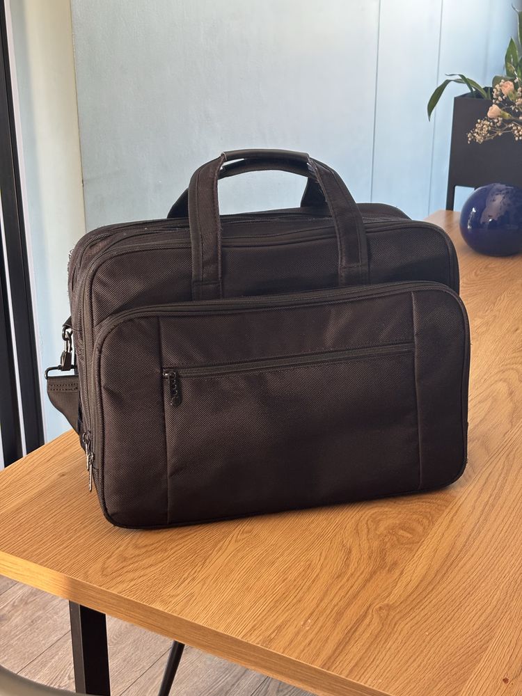 Minimalistyczna i pakowna torba na laptopa 17 cali