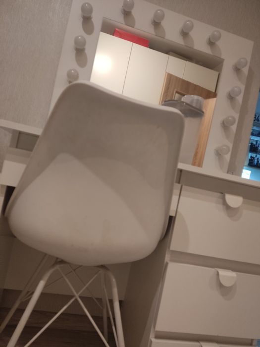 Toaletka do makijażu , biurko z lustrem i oświetleniem + krzesło