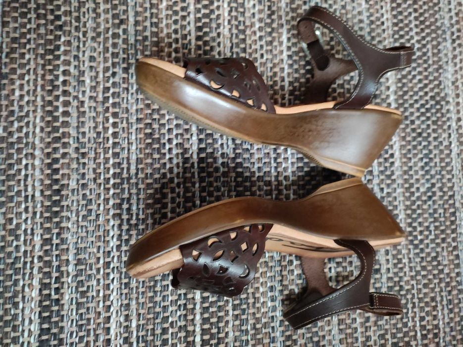 Sandálias castanhas