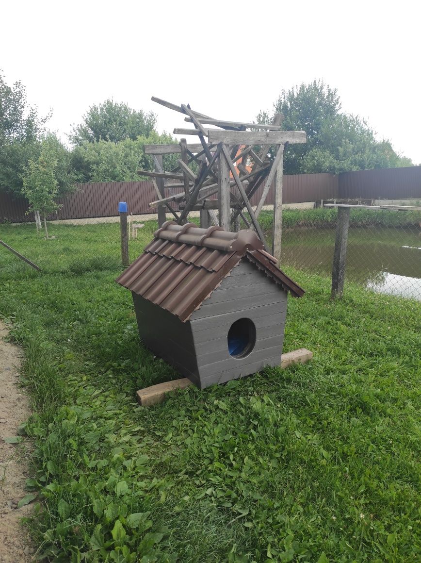Будка для собак утеплена, якісна.