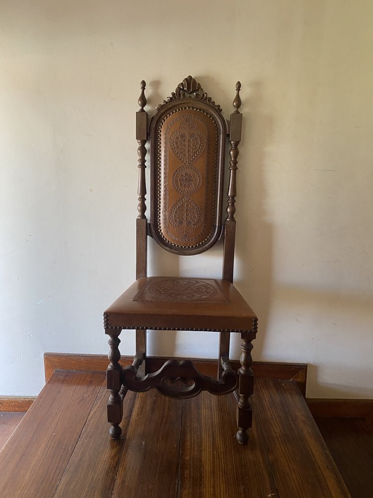 Cadeira Ornamentada Madeira e Couro
