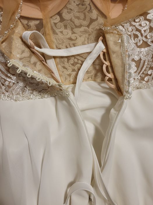 Весільна сукня з відкритою спиною та шлейфом 42 розмір