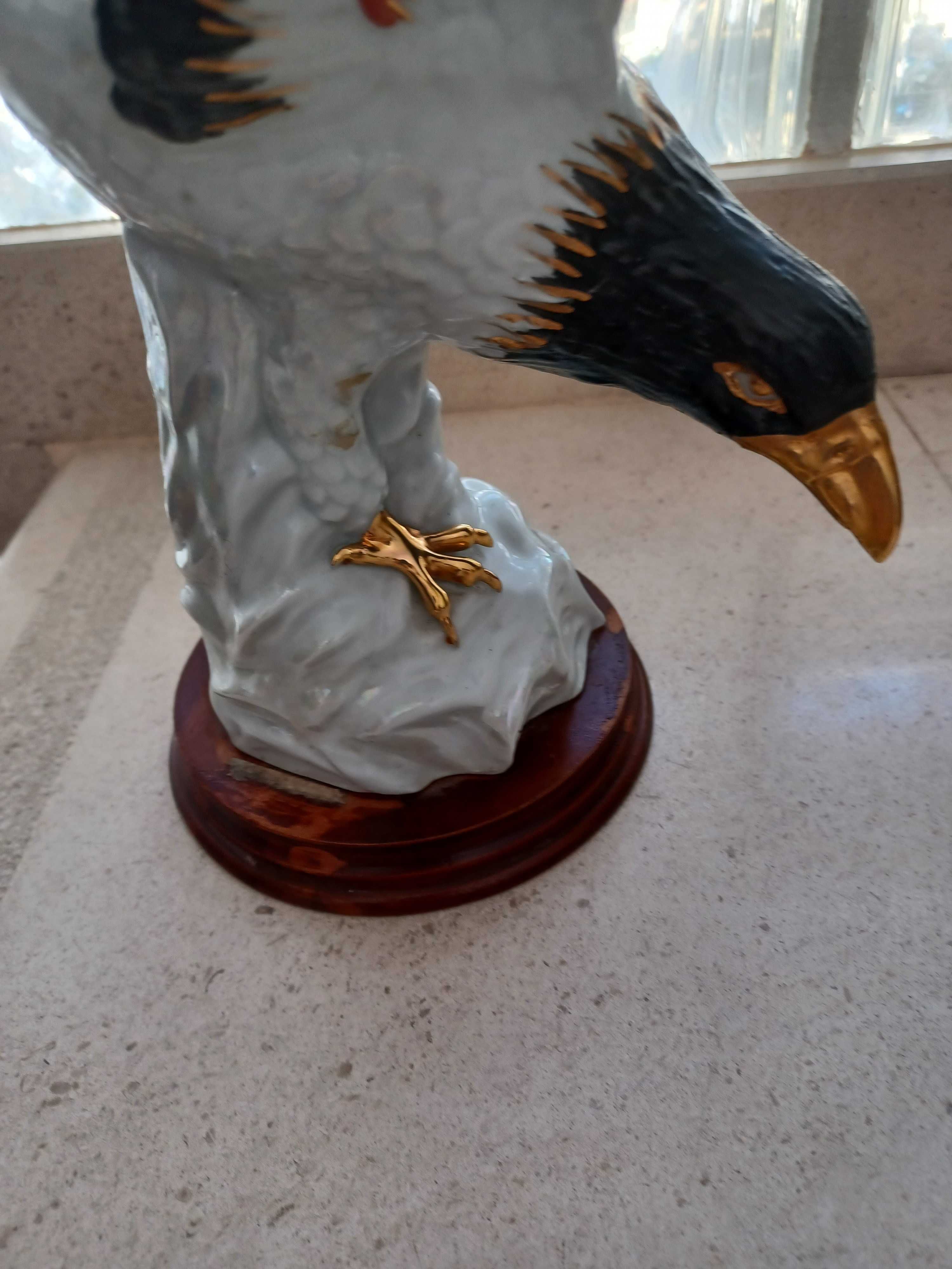 Águia em Porcelana