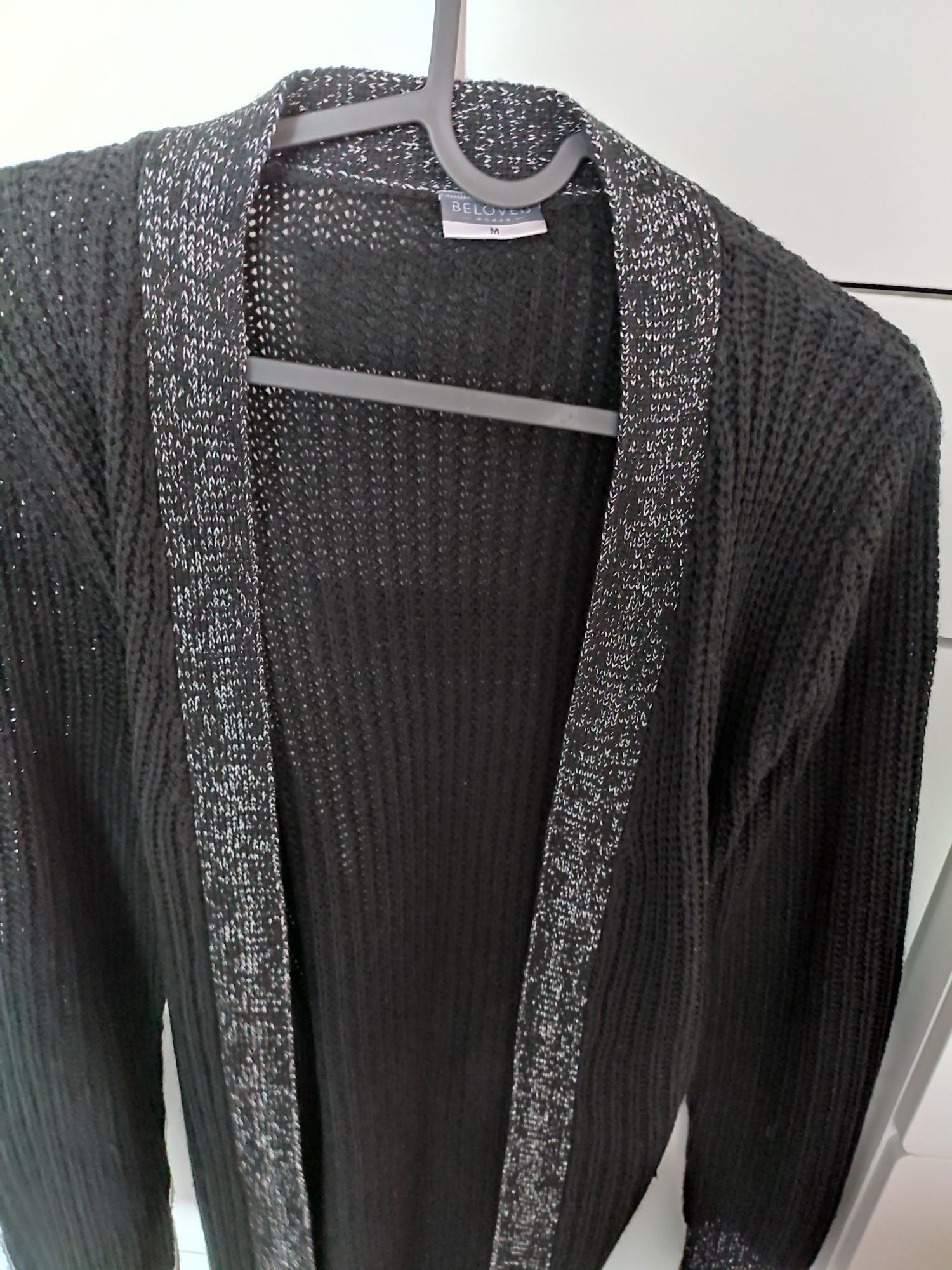 Czarny długi sweter wiązany