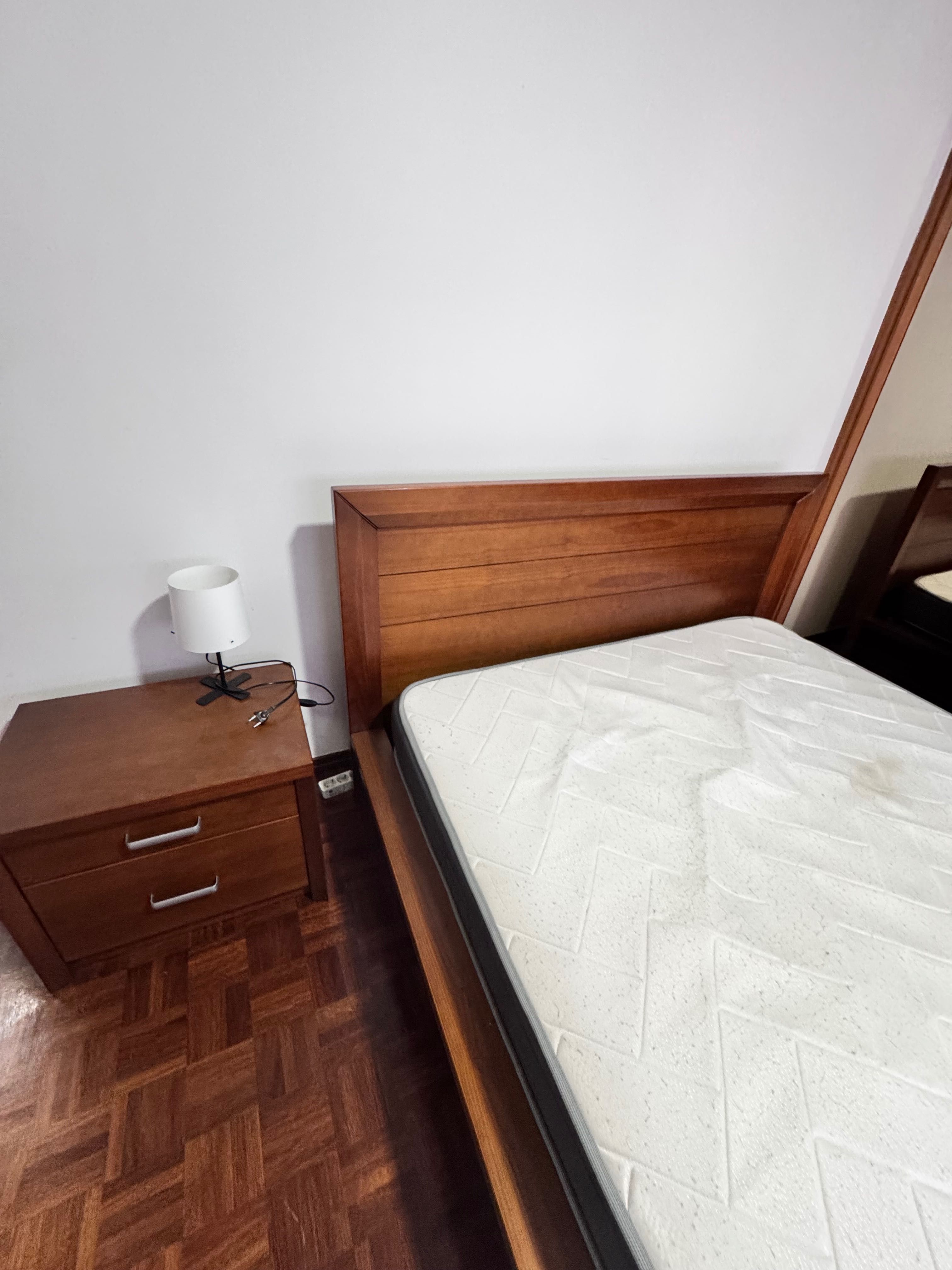 Mobília de quarto, somier cama, 2 mesas de cabeceira em madeira