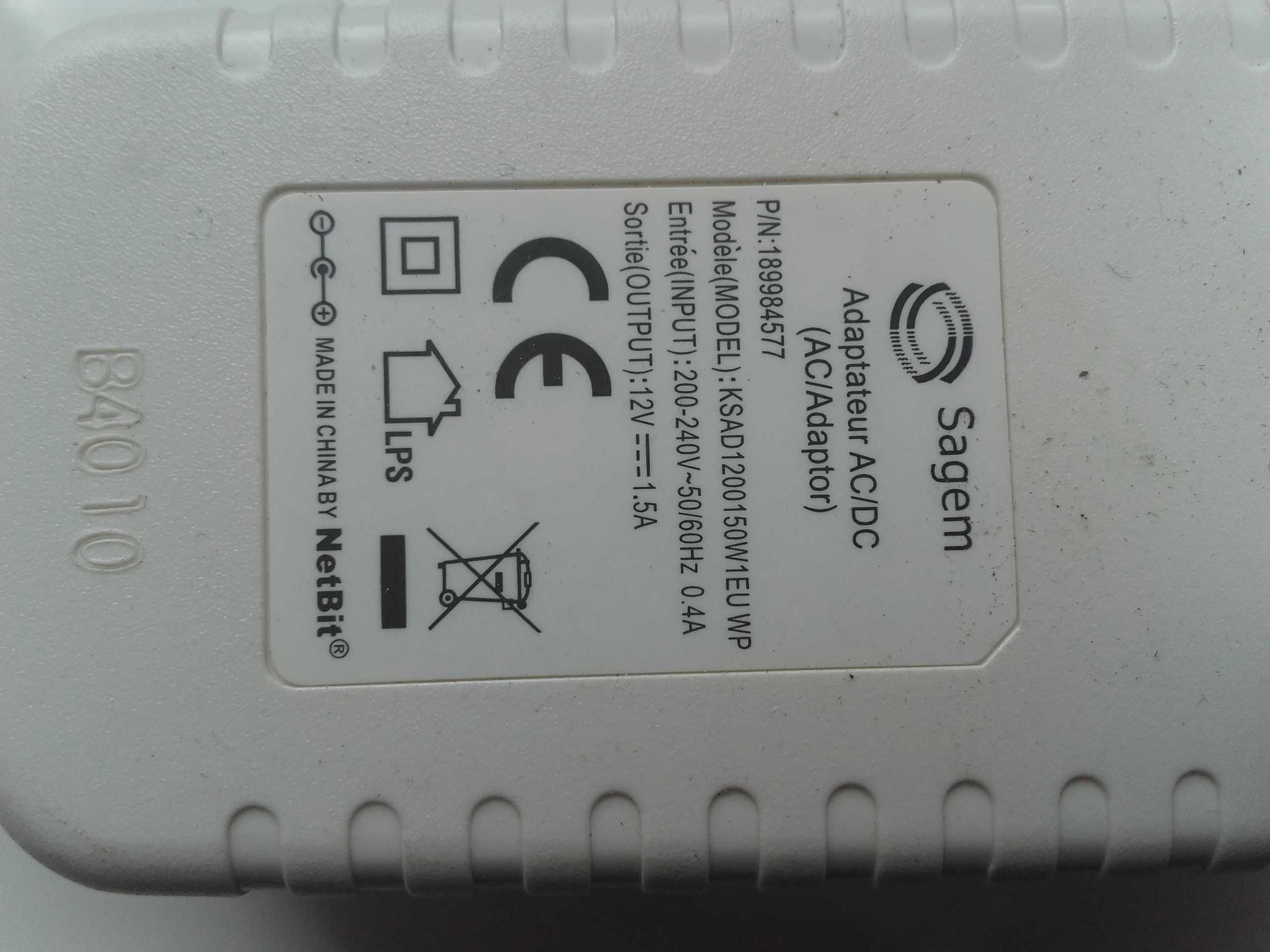 Zasilacz DC 12V - 1,5A, 5,5mm x 2,5mm używany sprawny Biały