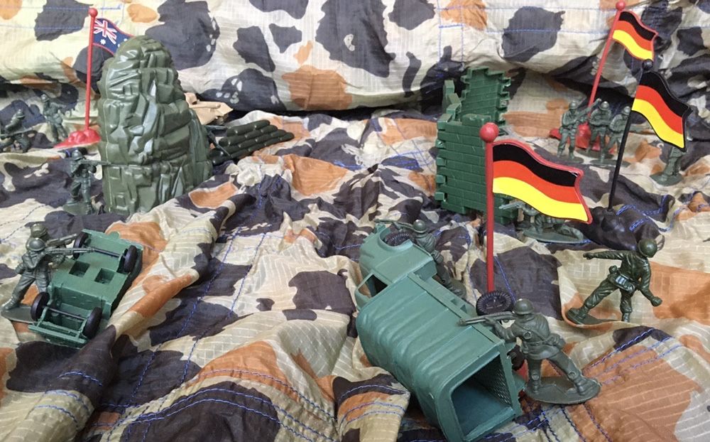Żołnierzyki plastikowe, wys. około 5cm, wojsko, zabawki, PRL