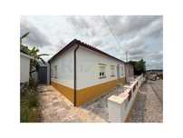 Arrendamento de moradia remodelada tiopo T3, com garagem individual.