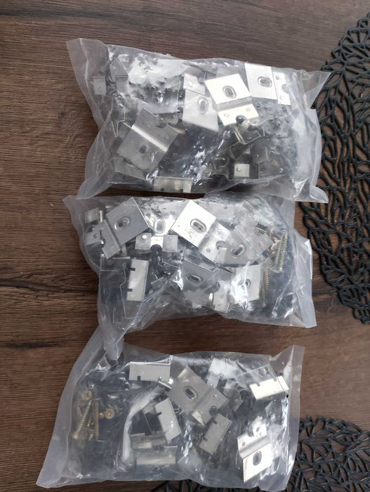 Klamra mocująca do listew 3 paczki po 25 szt