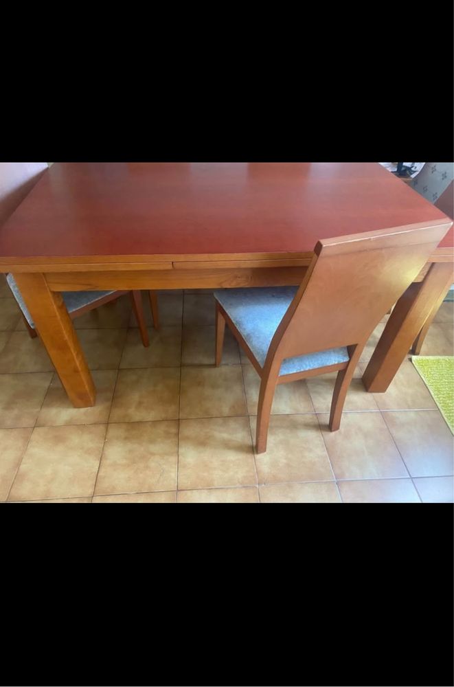 Mesa de jantar em madeira com 6 cadeiras