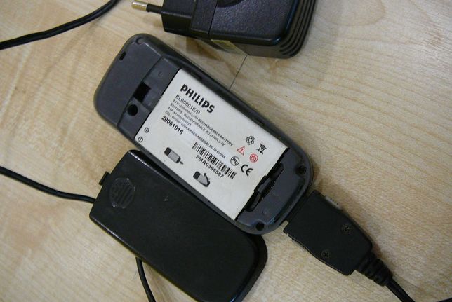 Мобильный телефон Philips S200 с зарядкой, рабочий.