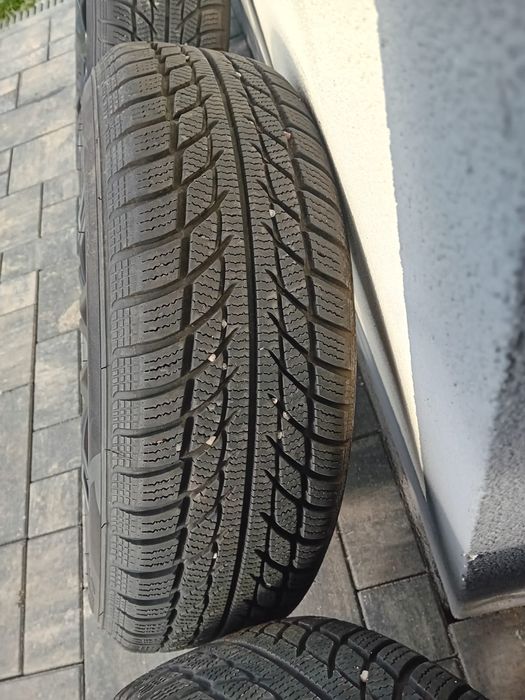 Felgi aluminiowe do Renault z oponami zimowymi 185/65 R15