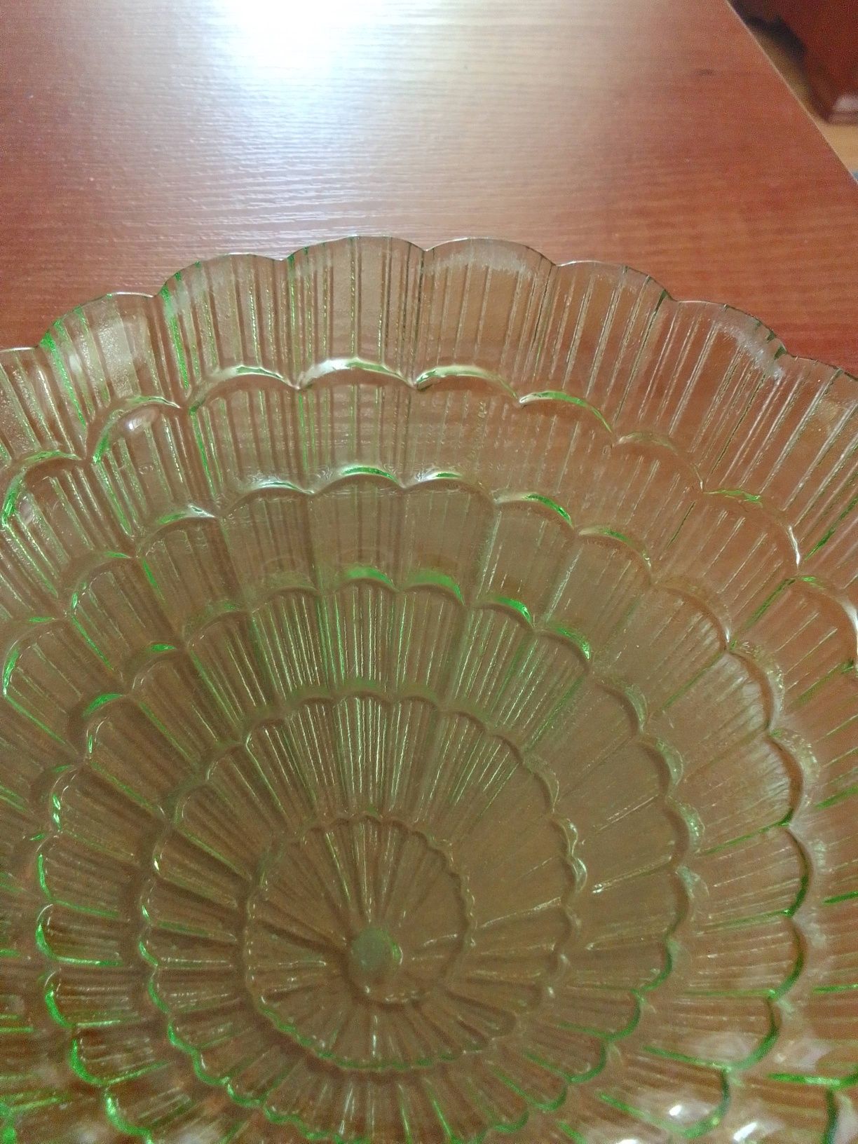 Zielone szklane talerzyki