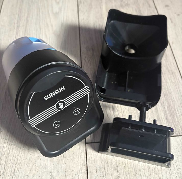 Karmik automatyczny dla rybek