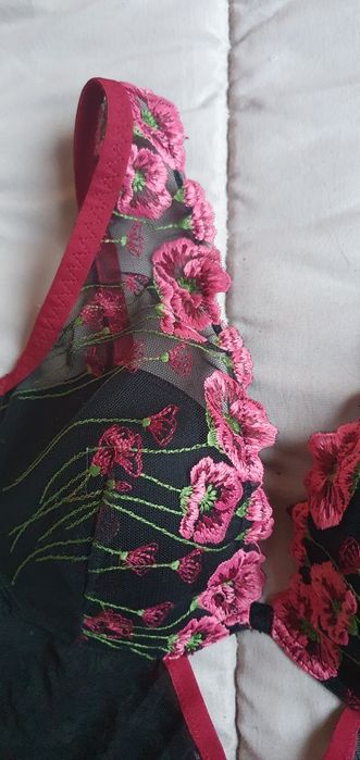 Body lingerie M, muito bonito.