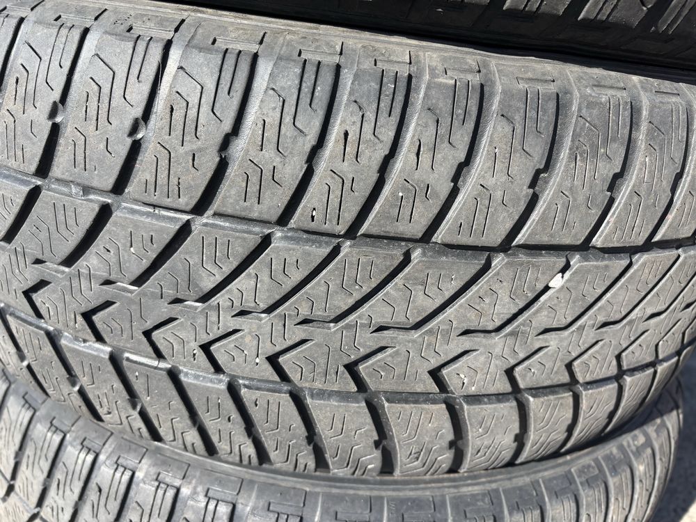 Зимова гума 215/55/R16
