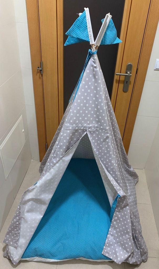 Tenda Tipi em tecido com almofadão