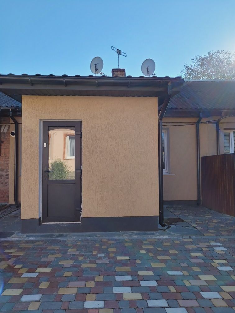 Продаж 2-кім частини будинку в центрі. АО.