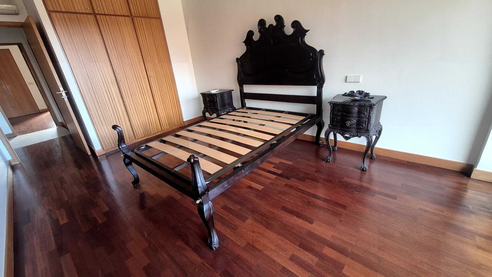 Cama com estrado e mesinhas de cabeceira