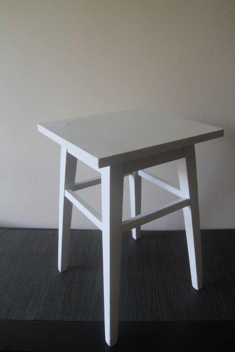 Drewniany taboret z PRL 302