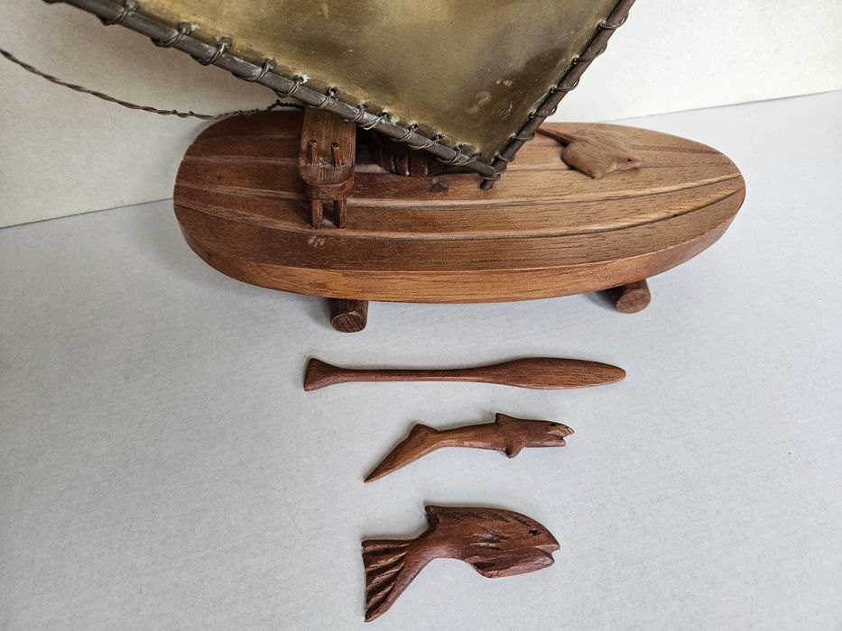 Barco Madeira e Metal Artesanal com 3 figuras madeira Usado
